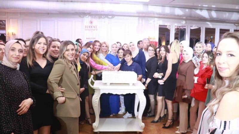 Hayat Hastanesi çalışanları 45.yıl yemeğinde buluştu Bursa’da özel sağlık hizmetlerinin öncülerinden olan ve 45 yaşına ulaşan