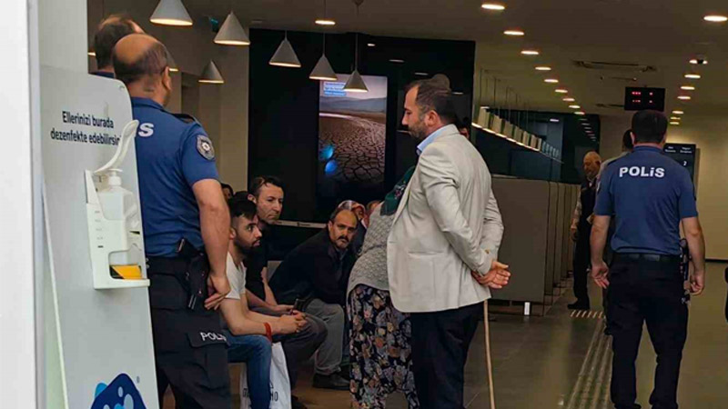 Bursa’da yaşlı kadını dolandıracaklardı! Polis son anda önledi Bursa’da yaşlı kadını dolandıracaklardı! Polis son anda önledi