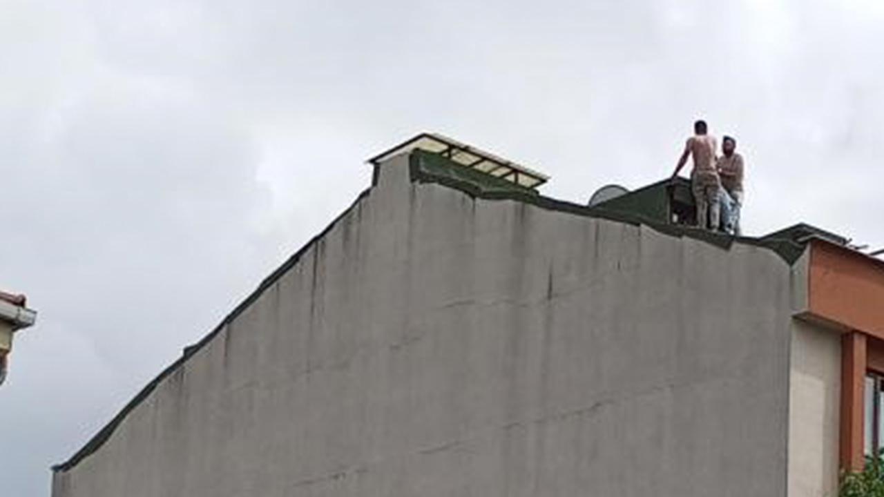 İntihar etmeye çalışan şahsı döverek aşağı indirdi İntihar etmeye çalışan şahsı döverek aşağı indirdi