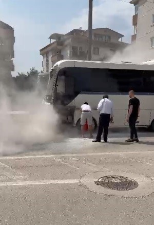 Bursa’da işçi taşıyan servis yanmaktan son anda kurtuldu Bursa’da işçi taşıyan servis yanmaktan son anda kurtuldu