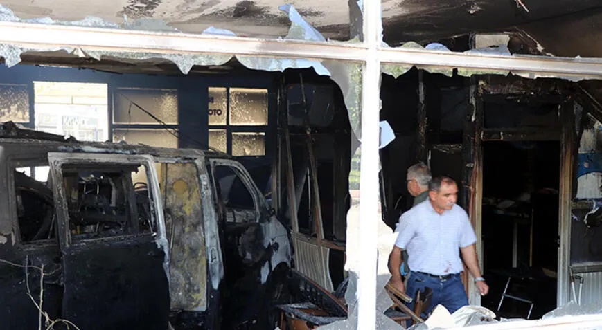 Oto galeride yangın çıktı, 6 araç zarar gördü