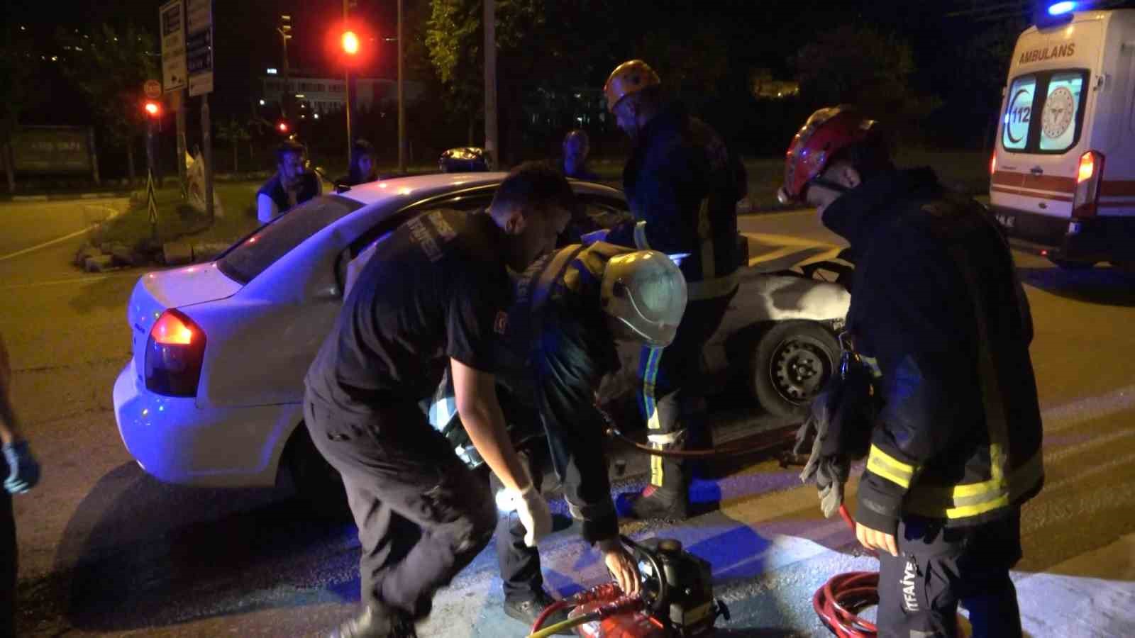 Bursa’da kavşakta iki araç çarpıştı: 2 yaralı