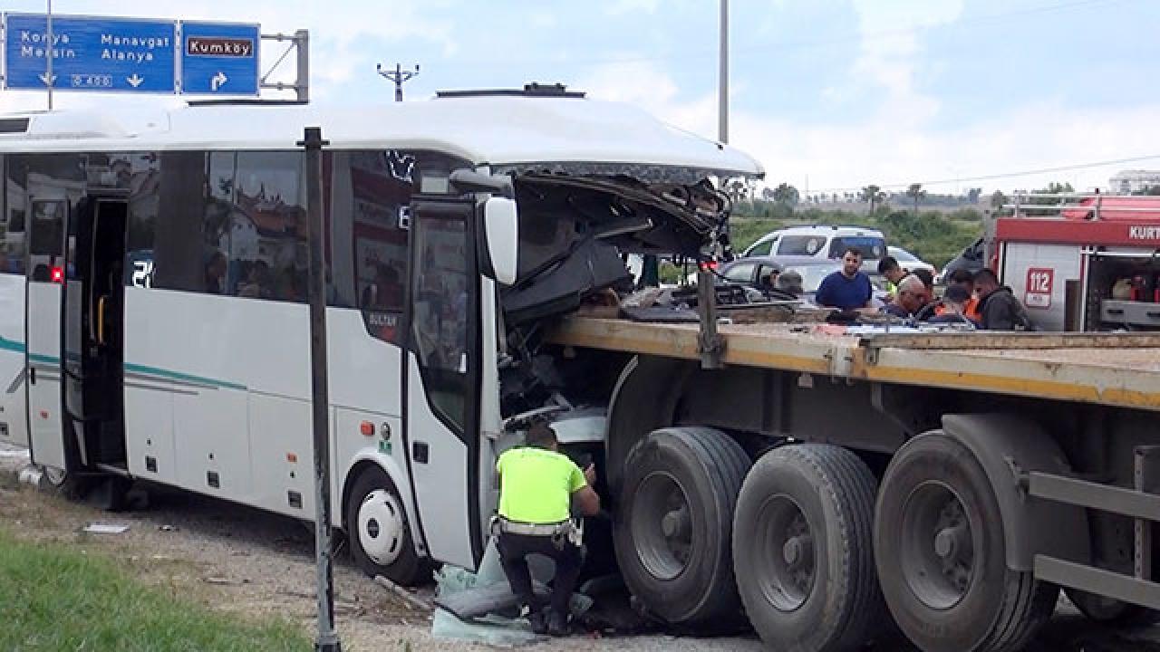 Tur midibüsü TIR’a çarptı: 1 ölü, 5 yaralı