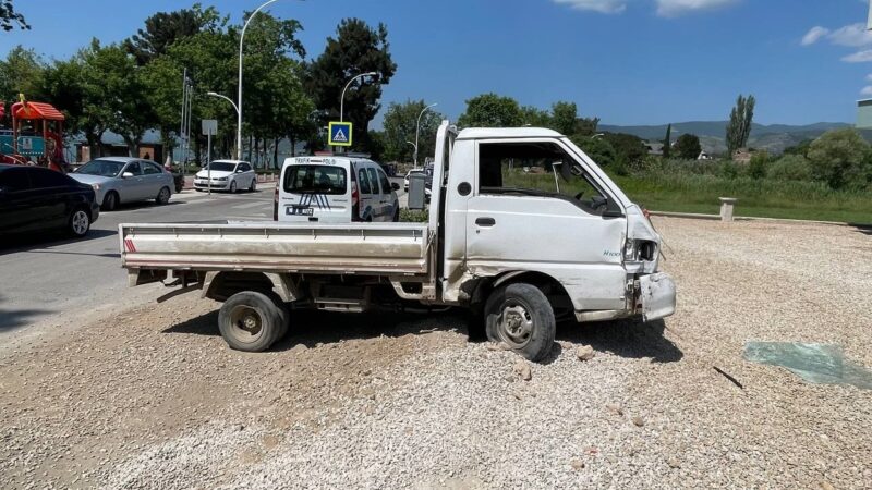Bursalı ünlü oyuncuya şok! Kamyonet evine böyle daldı Bursa’nın İznik ilçesinde kontrolden çıkan kamyonet otomobille çarpıştı. Çarpışmanın etkisiyle
