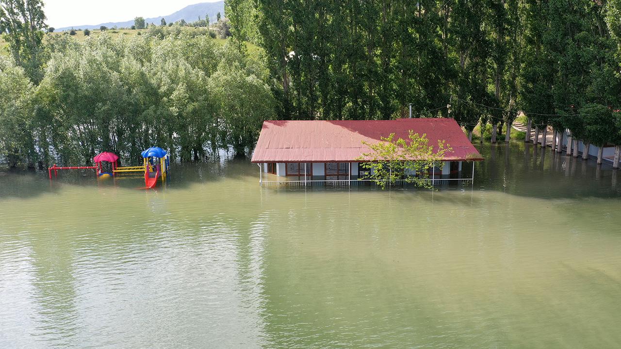 Baraj taştı, sosyal tesisleri su bastı Baraj taştı, sosyal tesisleri su bastı