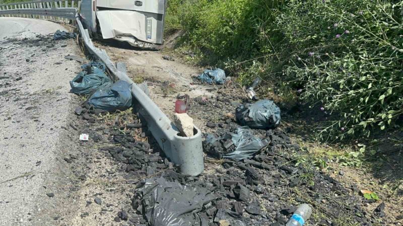 Bursa’da kaza! Virajı alamayınca… Bursa’da mangal kömürü taşıyan araç hızlı girdiği virajı alamayınca yan