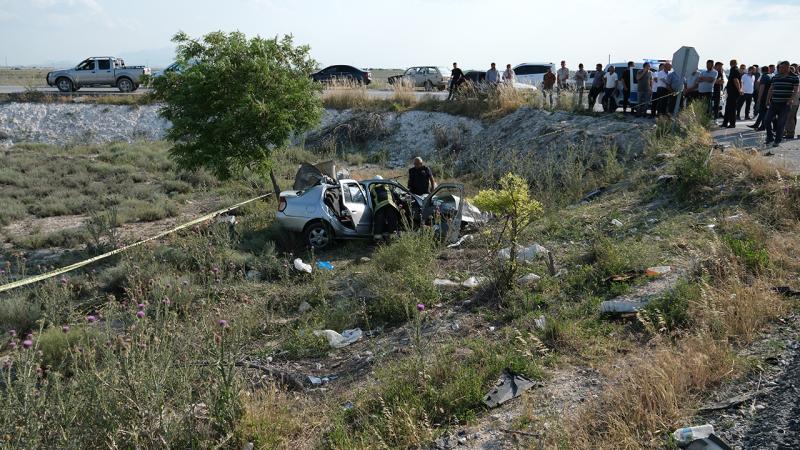 Otomobil tırın dorsesine çarptı: 1 ölü, 3 yaralı