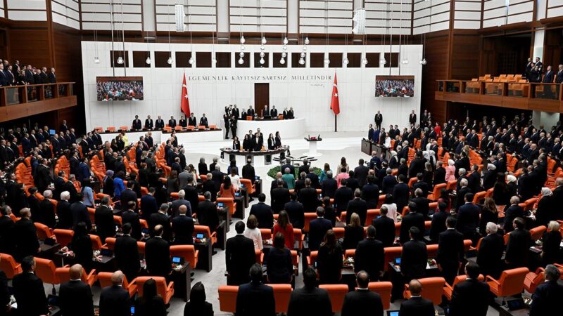 Yeni bakanlar yemin etti Cumhurbaşkanı Erdoğan tarafından atanan cumhurbaşkanı yardımcısı ve bakanlar TBMM Genel
