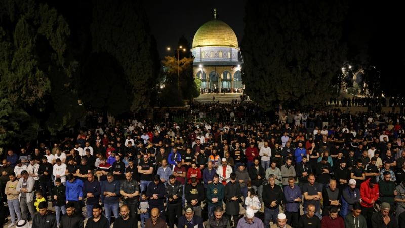 Mescid-i Aksa’da bayram namazı 100 bin kişiyle kılındı