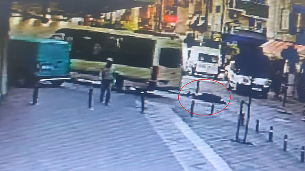 Kapısı açık olan minibüsten aşağı düştüler