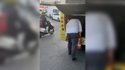 Otobüsün yanan motorunu üfleyerek söndürmeye çalıştı