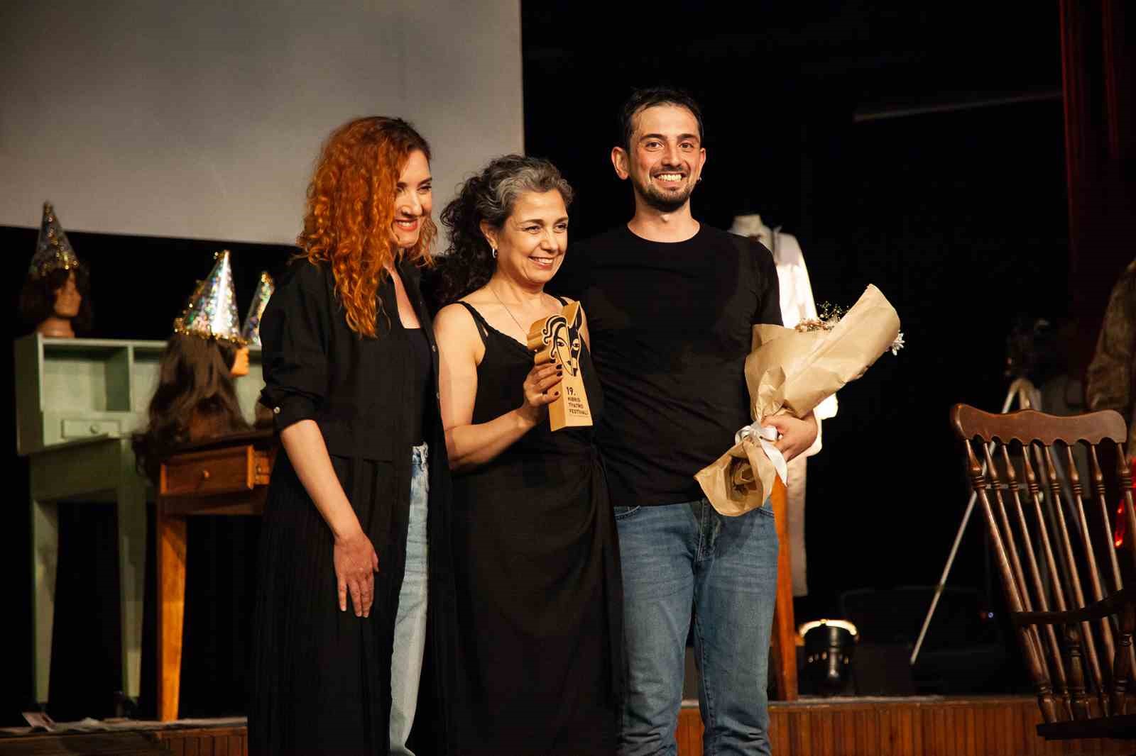 nilufer kent tiyatrosu kibrista alkislari topladi 527f2b5