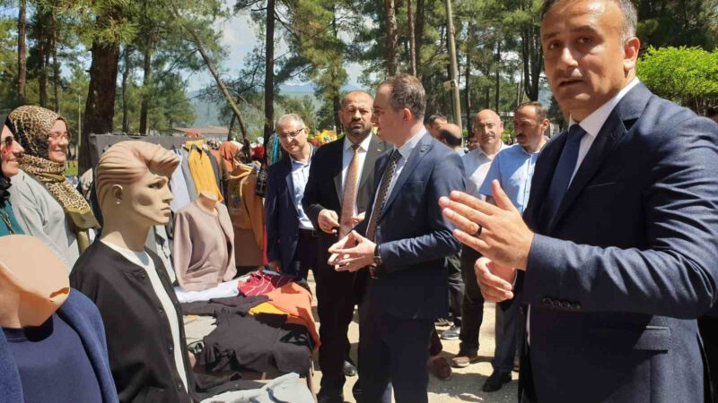 Orhaneli’nde şölen havasında yılsonu sergisi Orhaneli Halk Eğitim Merkezi Müdürlüğü şölen havasında yılsonu sergisine imza