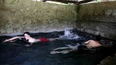 Bir yanda Uludağ’ın buz gibi suyu, diğer yanda 40 derece kaplıca hamamı