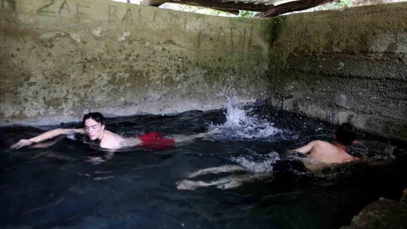 Bir yanda Uludağ’ın buz gibi suyu, diğer yanda 40 derece kaplıca hamamı Bursa’nın doğal güzellikleri ayrı bir görsel şölen sunuyor. Uludağ’ın karla