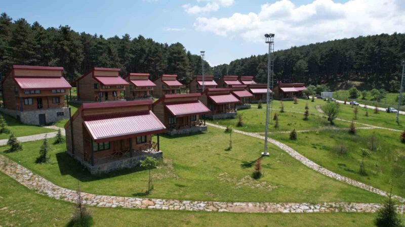Uludağ’ın eteklerindeki bayram yoğunluğu… Günler öncesinden rezervasyon yapıldı Bursa’da Kurban Bayramı tatilini Uludağ’ın eteklerindeki Kocayayla’da bungalov evlerde geçirmek