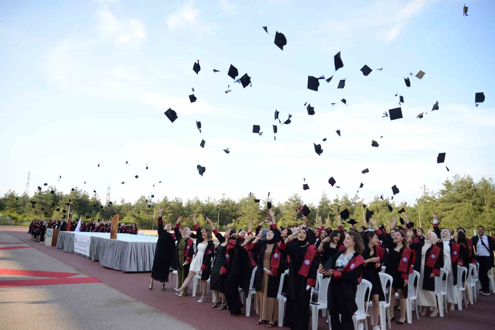 Bursa’da sağlık ordusunun yeni neferleri belgelerini aldı