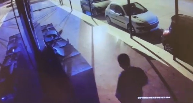 Bursa’da sandalye hırsızı kamerada Bursa’da sandalye hırsızı kamerada