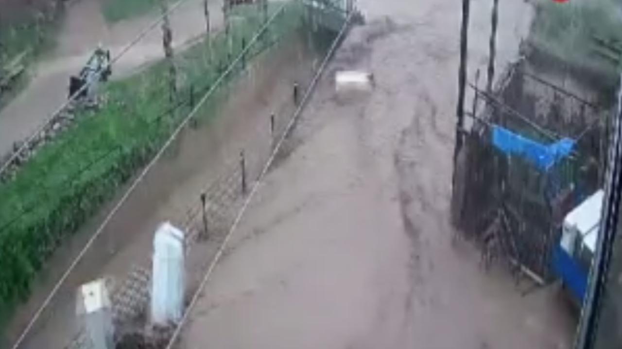 Sel beyaz eşyaları böyle sürükledi Sel beyaz eşyaları böyle sürükledi