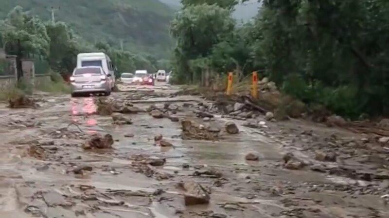 Bursa’da bu yol sel nedeniyle kapandı! Bursa’nın İznik ilçesinde etkili olan sel ve sağanak yağış karayolunda