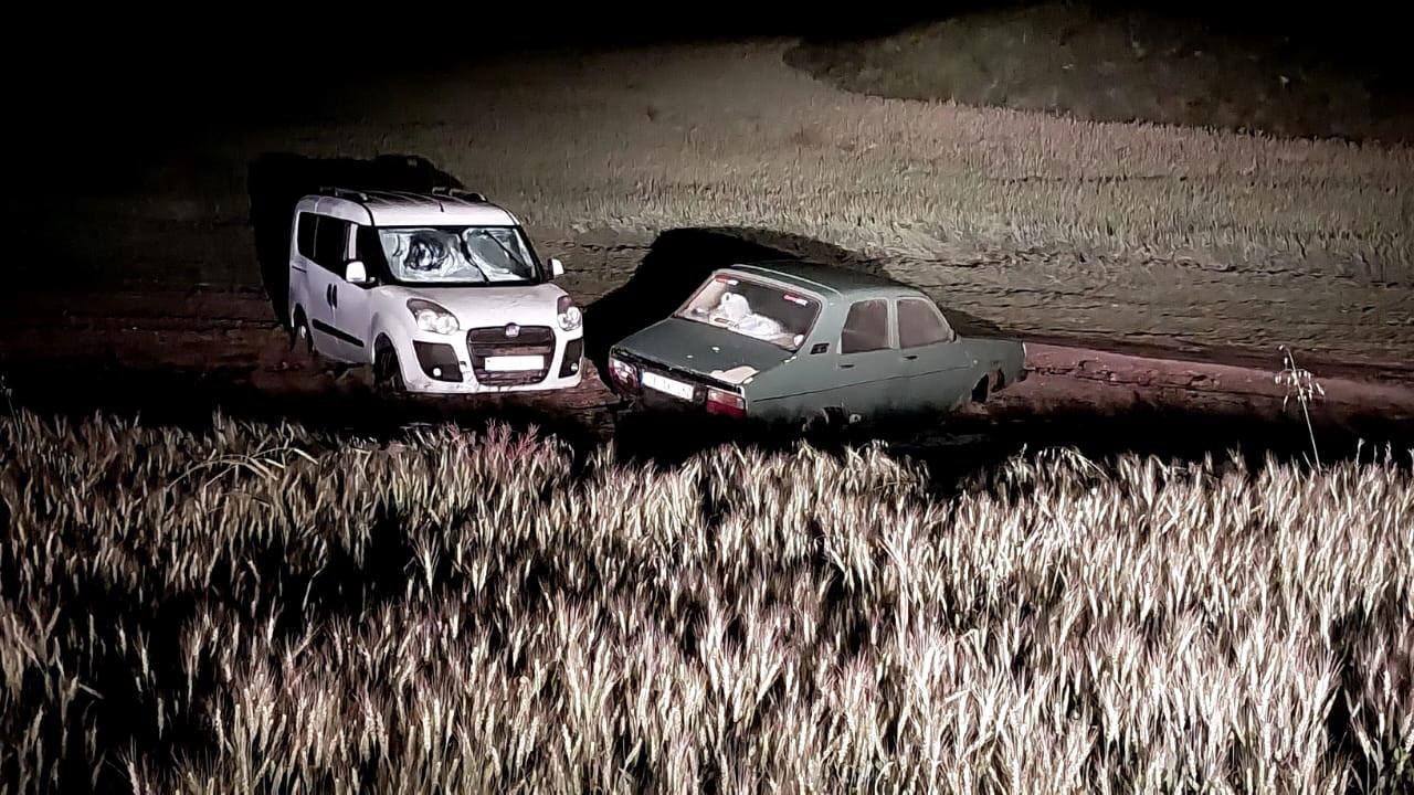 Sağanak sele neden oldu: İki araç suya kapıldı