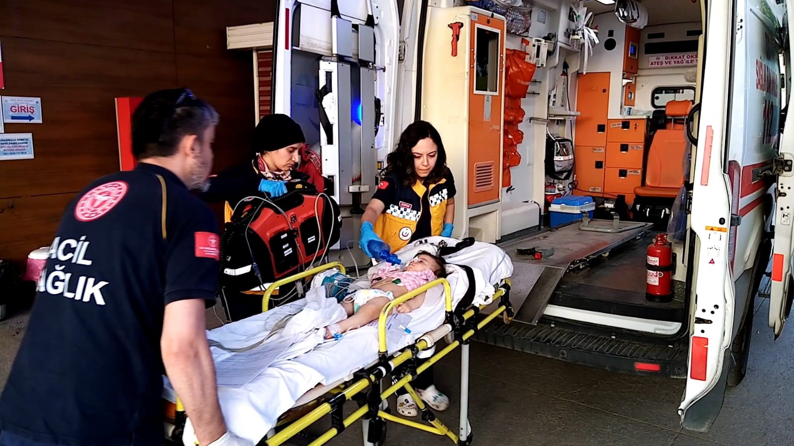 Bursa’da soluk borusuna fıstık kaçan bebek yaşam savaşı veriyor Bursa’da soluk borusuna fıstık kaçan bebek yaşam savaşı veriyor