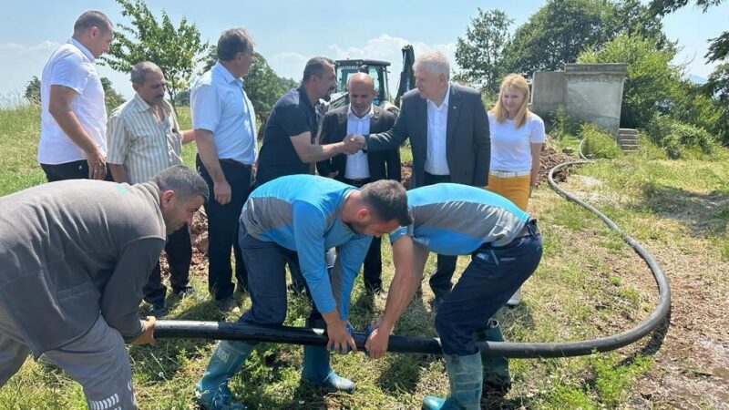 Bursa’da su geldi mahalleli çifte bayram yaptı Özellikle yaz aylarında içme suyu ihtiyacını tankerlerle taşıyarak çözen Bursa’nın