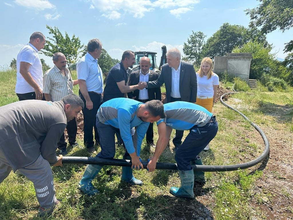 Bursa’da su geldi mahalleli çifte bayram yaptı Bursa’da su geldi mahalleli çifte bayram yaptı