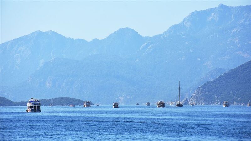 Muğla'nın Marmaris ilçesinde, Kurban Bayramı tatilinde gezi tekneleriyle yapılan günübirlik