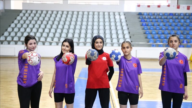 Hentbolda 15 Yaş Altı Milli Takımı'nın seçmelerine davet edilen Bingöl