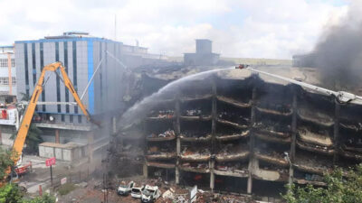 İki gündür yanan fabrikanın yıkımı başladı