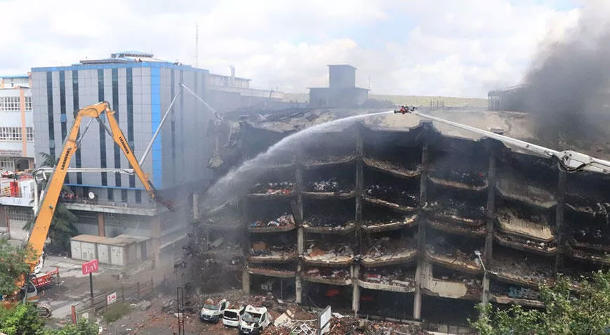 İki gündür yanan fabrikanın yıkımı başladı