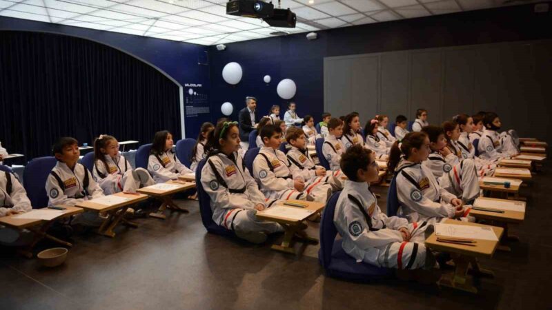 Yıldırımlı çocuklar Molla Yegan Çocuk Üniversitesi’nde uzay yolculuğuna çıkarak astronotların