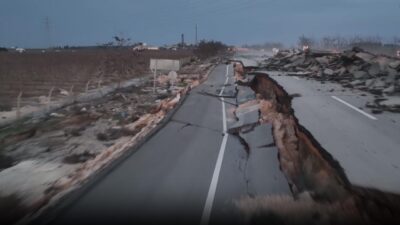 Depremin parçaladığı yol yenileniyor