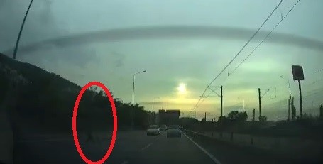 Görüntüler Bursa’dan… Karşıya geçmeye çalışırken… Görüntüler Bursa’dan… Karşıya geçmeye çalışırken…