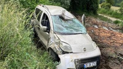 Tatile çıkan anne ve oğlu takla atan araçta can verdi