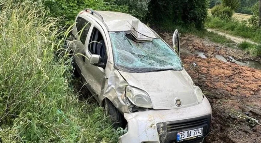 Tatile çıkan anne ve oğlu takla atan araçta can verdi