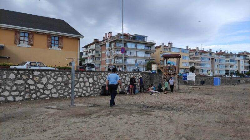 Bursa Büyükşehir Belediyesi Zabıta Daire Başkanlığı ekipleri, plajlarda halkın ortak