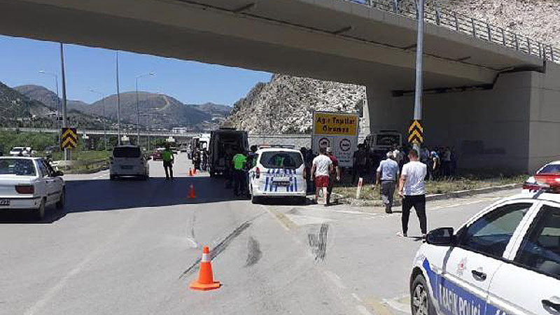 Yolcu minibüsü ile otomobil çarpıştı: 21 yaralı