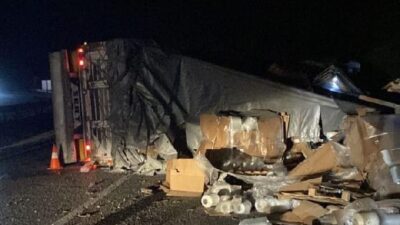 Bursa’da virajı alamayan TIR devrildi