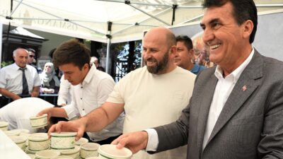 Başkan Dündar, vatandaşlara aşure ikram etti
