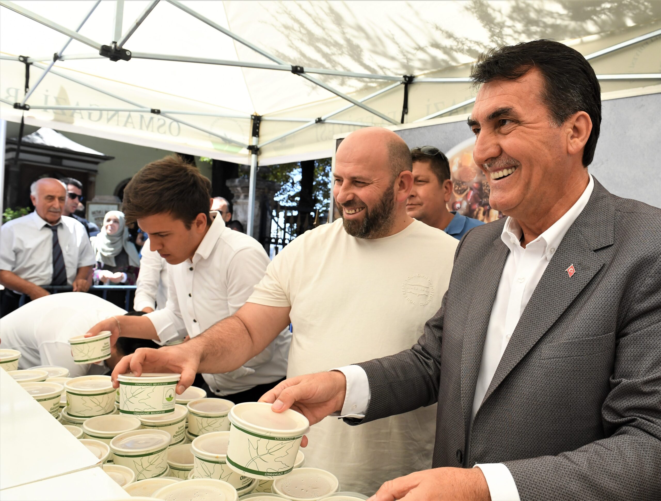 Başkan Dündar, vatandaşlara aşure ikram etti