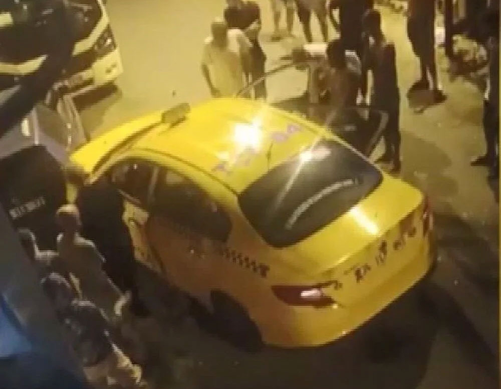 İstanbul’da taksideki yolculara ateş açıldı, şoför öldü İstanbul’da taksideki yolculara ateş açıldı, şoför öldü