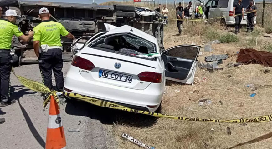 Yolcu indirmek için duran minibüse otomobil çarptı: 1 ölü, 10 yaralı