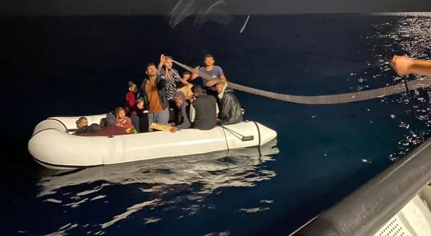 Yunan unsurlarınca ölüme terk edilen 16 kaçak göçmen kurtarıldı