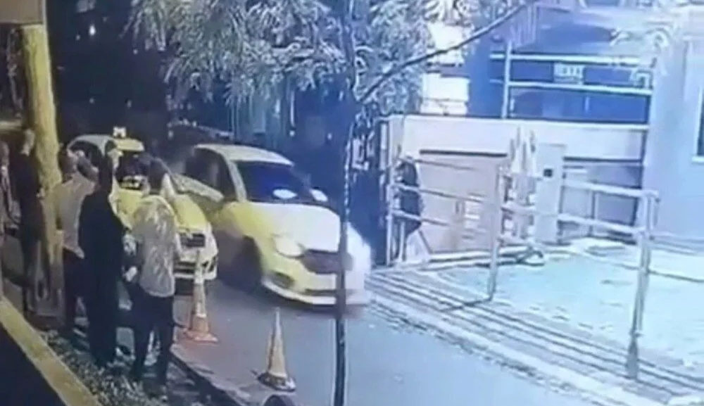 Çakarlı araçla gece kulübüne silahlı saldırı Çakarlı araçla gece kulübüne silahlı saldırı