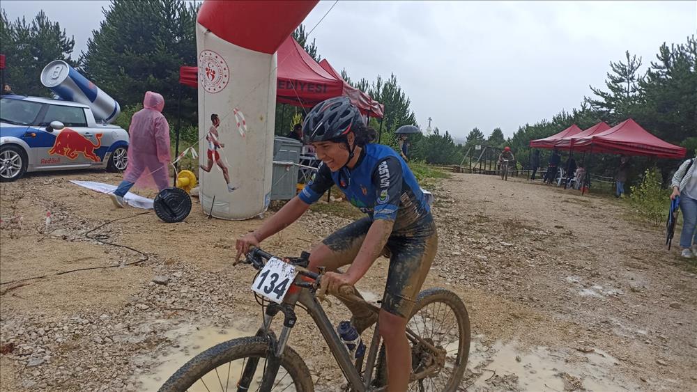 Dağ Bisikleti Şampiyonası’nda DOSTUM’dan 2 derece Dağ Bisikleti Şampiyonası’nda DOSTUM’dan 2 derece