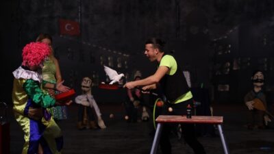 Çocuklar sirk gösterisi ve kukla şovla eğlendi