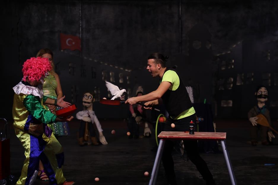 Çocuklar sirk gösterisi ve kukla şovla eğlendi Çocuklar sirk gösterisi ve kukla şovla eğlendi