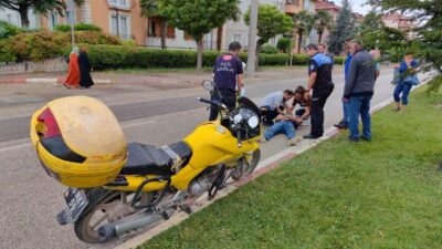 Bursa’da motosikletten düşen PTT memurunun ıslanmaması için çabaladılar